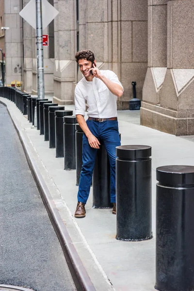 Jonge knappe Amerikaanse Man praten op mobiele telefoon buiten in New — Stockfoto