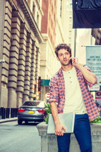 Genç Amerikalı seyahat, New York'ta çalışan adam