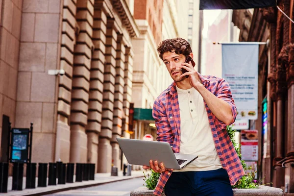 Genç Amerikalı seyahat, New York'ta çalışan adam