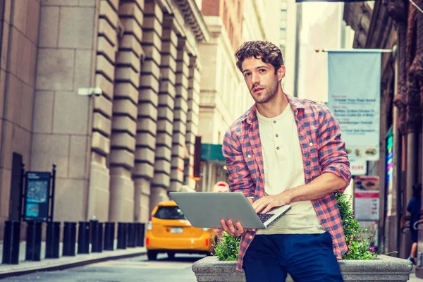 Genç Amerikalı seyahat, New York'ta çalışan adam