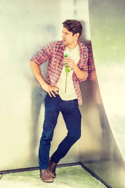 Genç Amerikalı sen eksik, dışarıda bekleyen adam 