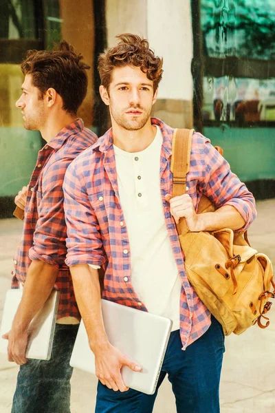 Dışarıda genç Amerikalı adam düşünerek ayna