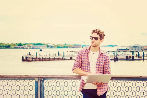 Genç Amerikalı seyahat, New York'ta çalışan adam