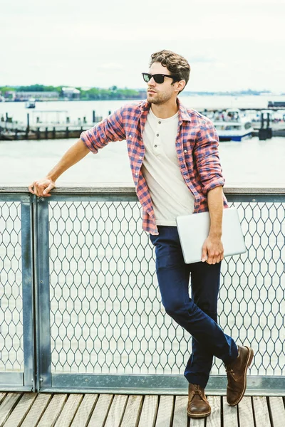 Genç Amerikalı adam New York'ta seyahat