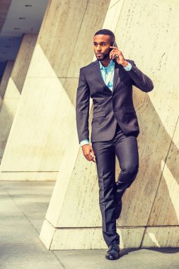 Genç işadamı New York dışında cep telefonuyla konuşuyor