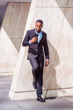 Genç işadamı manifatura dışında