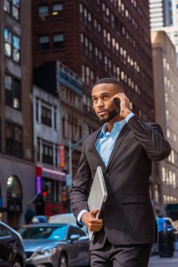 Seyahat, yeni Yor çalışan genç Afrikalı-Amerikalı iş adamı