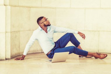 Dizüstü bilgisayarda çalışarak sakallı genç Afrikalı-Amerikalı adam