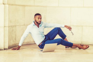 Genç Afro-Amerikan dizüstü bilgisayarda çalışan adam