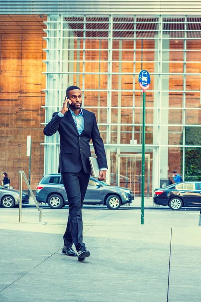 Empresario afroamericano viajando, trabajando en Nueva York — Foto de Stock