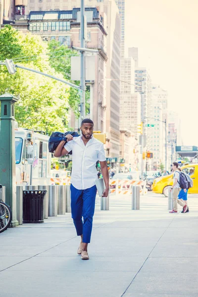 Joven afroamericano viajando Nueva York —  Fotos de Stock