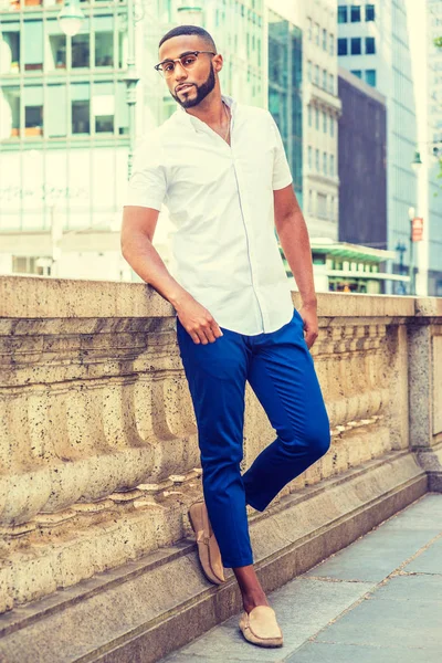 Genç yakışıklı Afrikalı-Amerikalı adam dışında rahatlatıcı