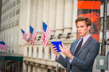 Genç işadamı New York street tablet bilgisayarda okuma