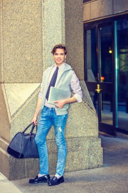 Genç işadamı Caddesi üzerinde seyahat