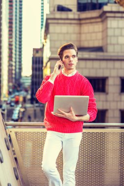 genç adam uzaktan çalışma