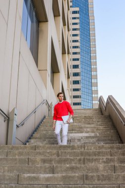 İşten sonra eve gidiyor genç adam