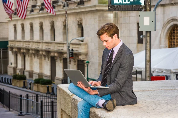 Dizüstü bilgisayar içinde Wall Street'te çalışan genç işadamı 