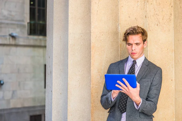 Genç Amerikalı adam dışında tablet bilgisayarda okuma