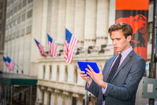 Genç işadamı New York street tablet bilgisayarda okuma