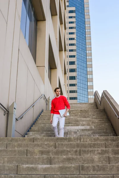 İşten sonra eve gidiyor genç adam