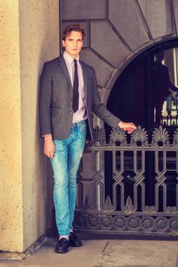 New York'ta ciddi Amerikalı işadamı. 