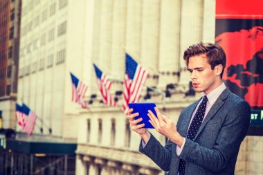 Amerikan seyahat, New York'ta çalışan iş adamı. 