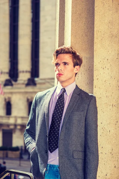 New York'ta genç ciddi ABD'li iş adamı