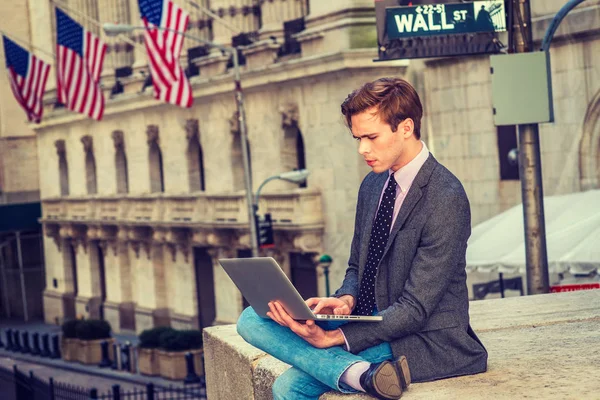 Amerikan seyahat, New York'ta çalışan iş adamı. 