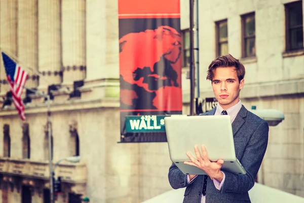 Amerikan seyahat, New York'ta çalışan iş adamı. 