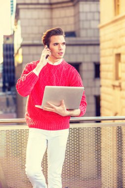 Genç adam New York'ta uzaktan çalışma. 