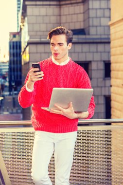 Genç adam New York'ta uzaktan çalışma. 