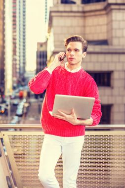 Genç adam New York'ta uzaktan çalışma. 