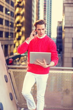 Genç adam New York'ta uzaktan çalışma. 