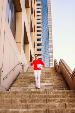 İşten sonra eve gidiyor genç adam