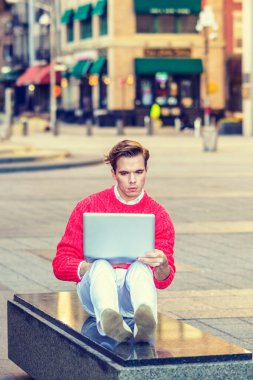 New York'ta sokakta Amerikan üniversite öğrenci, 