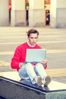 New York'ta sokakta Amerikan üniversite öğrenci, 