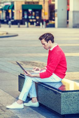 New York'ta sokakta Amerikan üniversite öğrenci, 