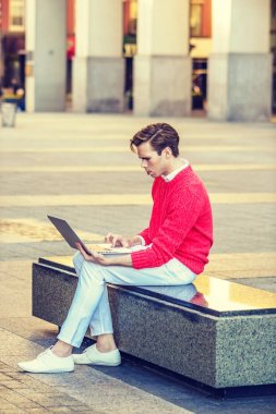 New York'ta sokakta Amerikan üniversite öğrenci,