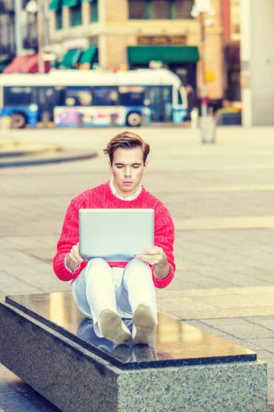 New York'ta sokakta Amerikan üniversite öğrenci, 