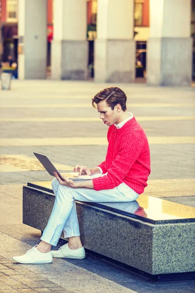 New York'ta sokakta Amerikan üniversite öğrenci,