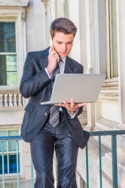 Genç okullu çocuk uzaktan çalışma. 