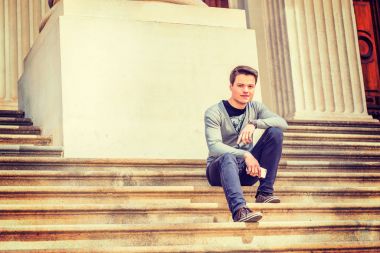 Genç üniversite öğrencisi kampüste