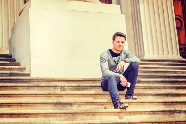 Genç üniversite öğrencisi kampüste