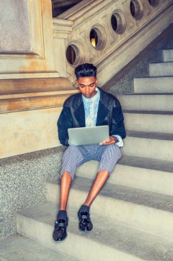 Dışarıda çalışan bir genç çocuk