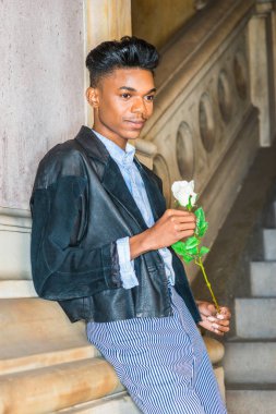 beyaz gül desenli çocuk