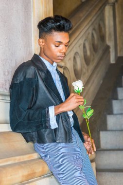 beyaz gül desenli çocuk