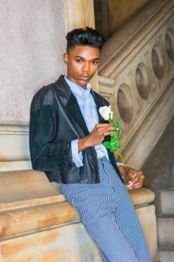 beyaz gül desenli çocuk.