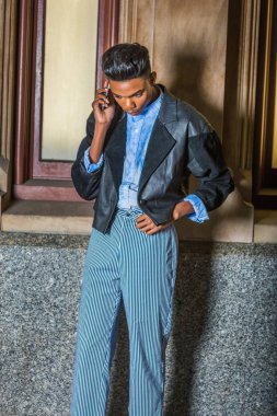 Genç çocuk cep telefonuyla konuşuyor