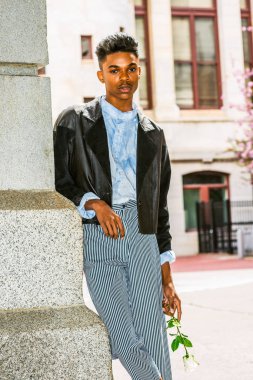 Genç çocuk bekliyor aşk beyaz gül desenli