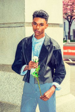 Genç çocuk bekliyor aşk beyaz gül desenli